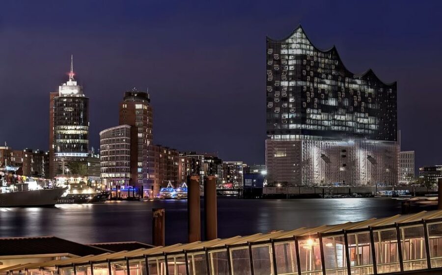Hamburg: Speicherstadt & HafenCity Tour - From Harbor Tradition to HafenCity Modernism