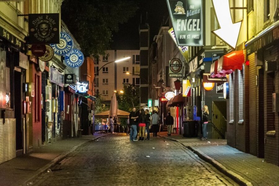 Hamburg: St. Pauli Highlights Guided Tour with Beer for 18+ - A 2-hour St. Pauli walk with a clear purpose