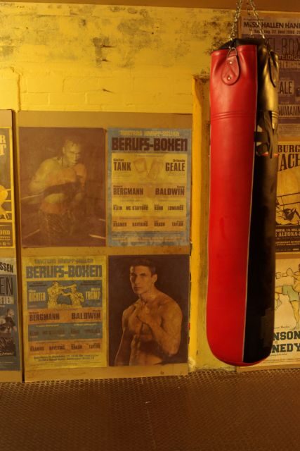 Hamburg: St. Pauli Red Light District Tour - The 2-Hour Route: How the Timing Feels on a Cold Night