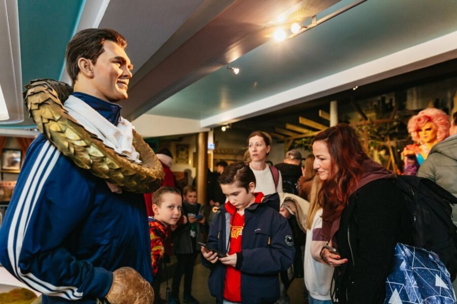 Hamburg: Ticket to the Panoptikum Waxworks - Staff, atmosphere, and practical tips for a smooth visit