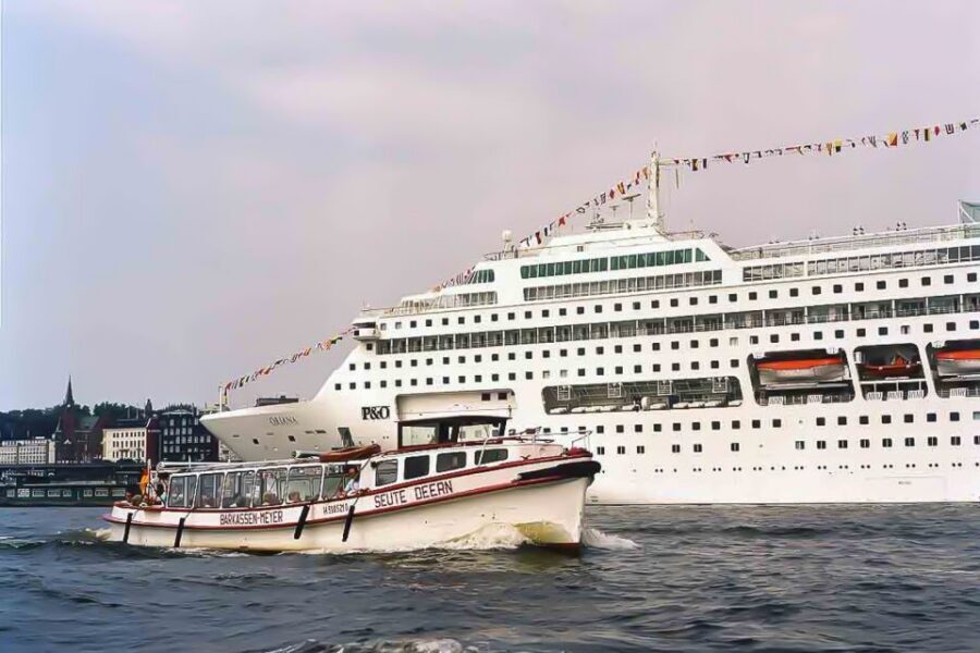 Hamburg: Traditional Harbor Tour with Commentary - HafenCity and modern waterfront architecture from the Elbe