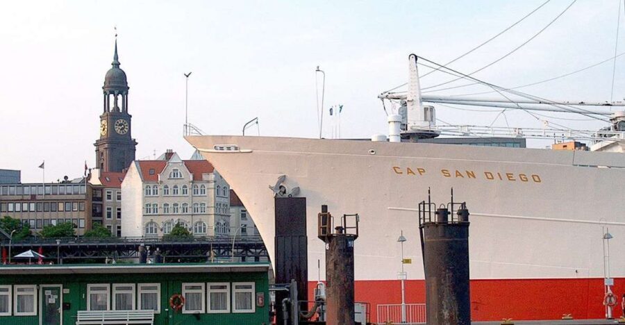 Hamburg: Traditional Harbor Tour with Commentary - Where to meet at Landungsbrücken (and why this matters)