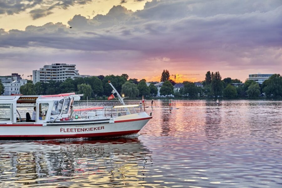 Hamburg: Twilight cruise - Why the blue hour on the Alster feels like a light show
