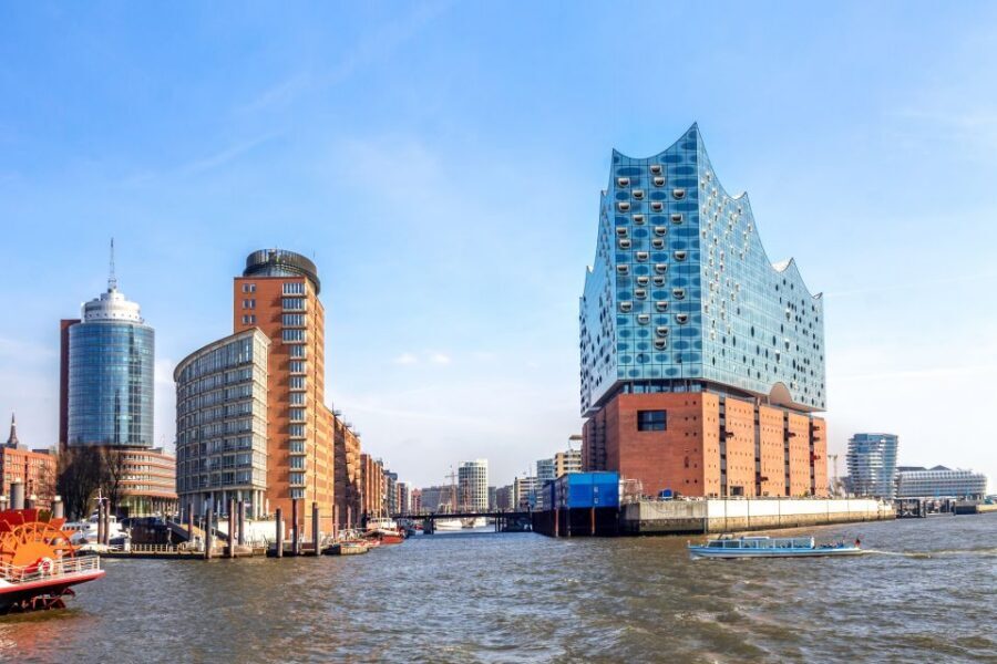 Hamburg: Ultimate Barge Tour with Live Commentary - Finding your boat: Pier 3 at Landungsbrücken