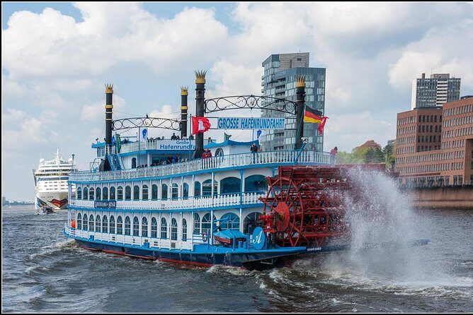 Harbor cruise on the beautiful Elbe - Language and Audio: German Live Commentary, English Via App