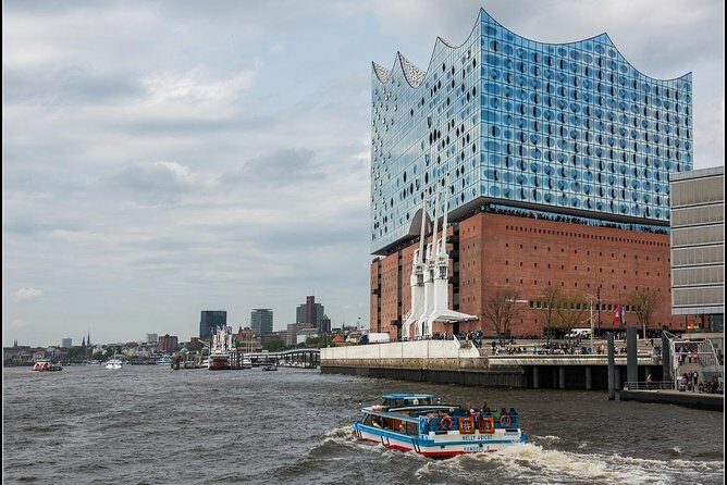 Harbor cruise on the beautiful Elbe - Comfort on Board: Warmth, Boat Size, and Weather Reality