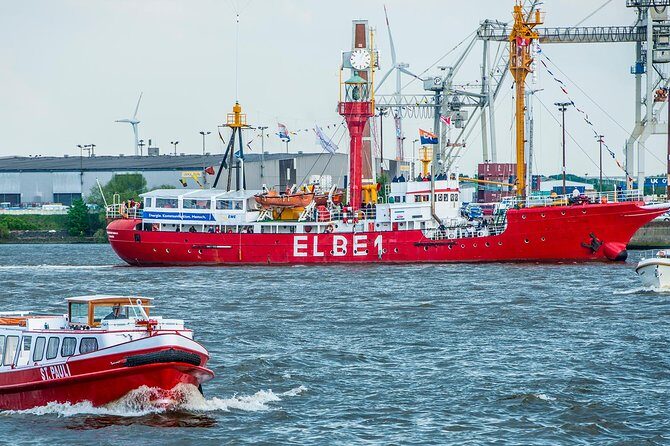 Hop-on hop-off on the water with the Maritime Circle Line in Hamburg - Where you start: St. Pauli Landungsbrücken and the harbor mood