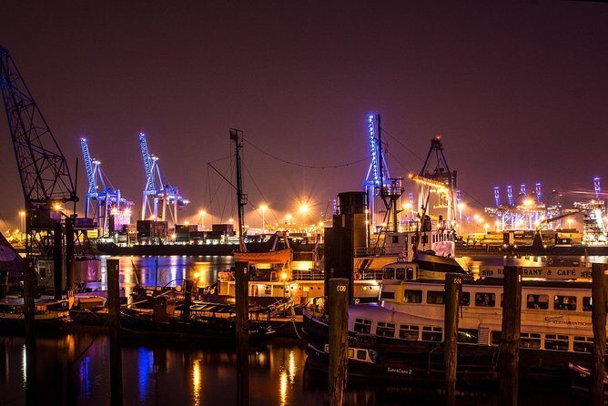 Lights tour through the port of Hamburg and to the historic warehouse district - The RAINER ABICHT audio app, headphones, and the German live guide reality