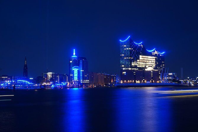 Lights tour through the port of Hamburg and to the historic warehouse district - One hour on the water: what you’ll actually see during the cruise