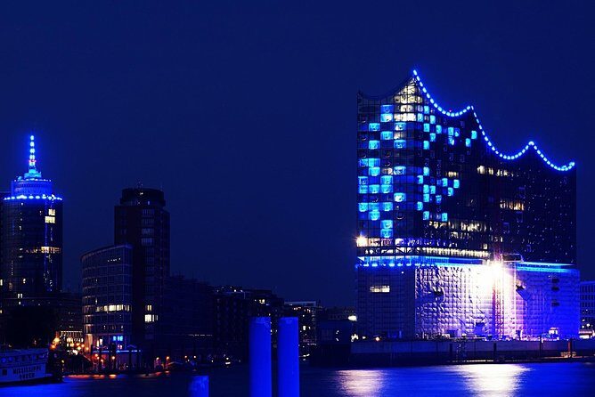Lights tour through the port of Hamburg and to the historic warehouse district - What’s included (and what isn’t) so you can plan your evening right