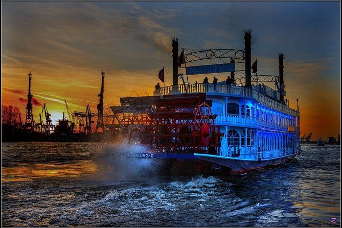 Lights tour through the port of Hamburg and to the historic warehouse district - St. Pauli-Landungsbrücken: the meeting point and how early to arrive