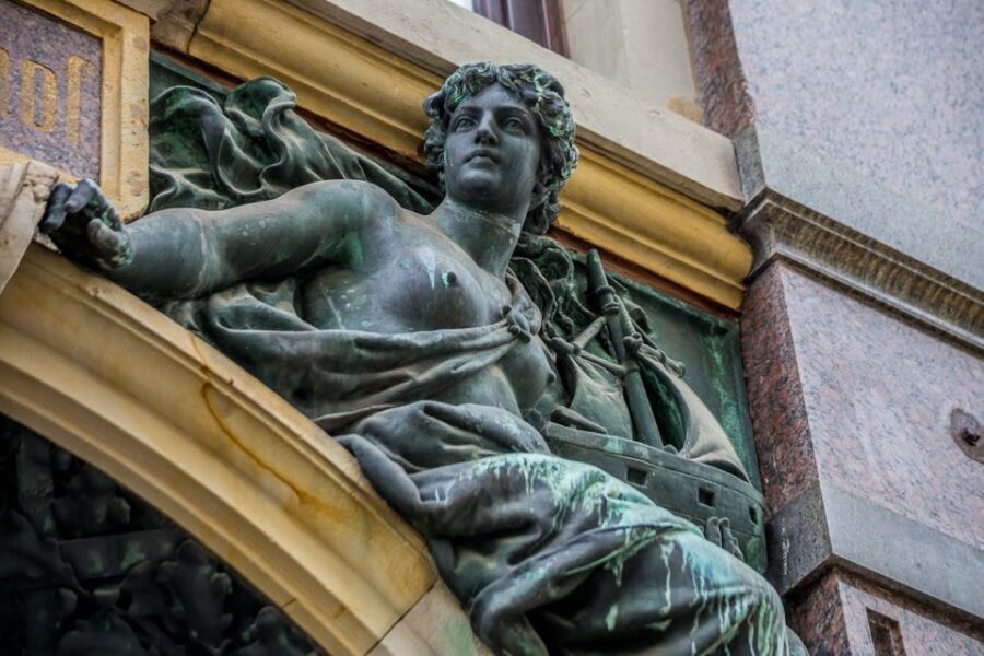 Mystical Hamburg - Walking Tour in German - The legend lineup: ice giants, river spirits, mermaids, pirates, and forgotten deities