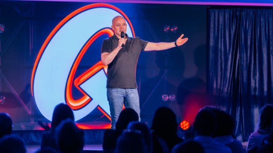 Quatsch Comedy Club Hamburg: Die Live Show - The Show Flow: Four Comedians, One Host, Real-Time Pace