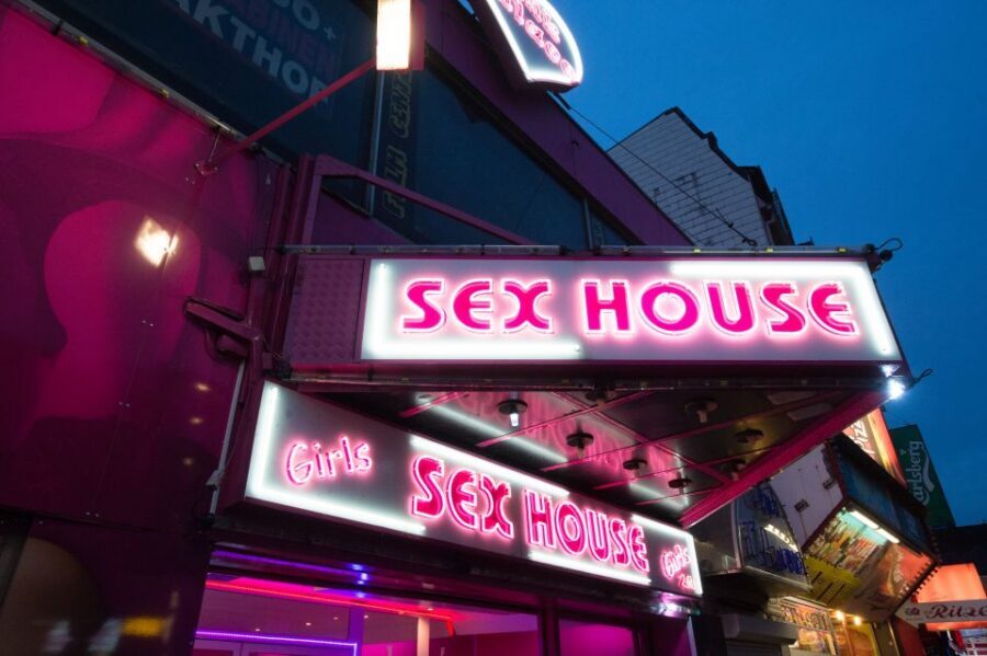 St. Pauli Nightlife Tour with Drag Queen in German - Should You Book This St. Pauli Nightlife Tour?