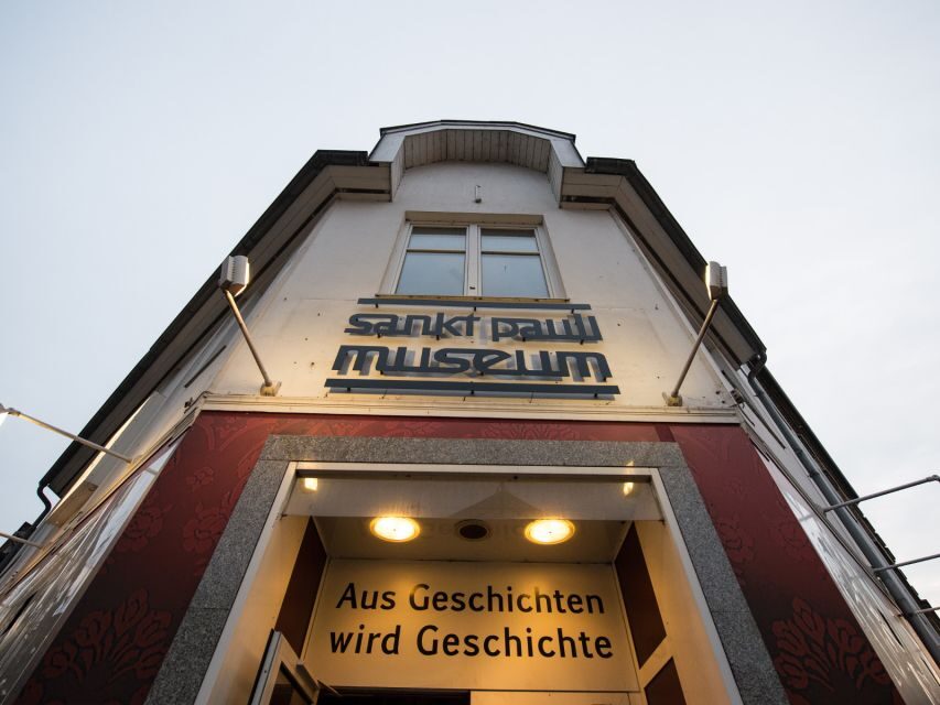St. Pauli Tour: Drag-Attack with Barbie Stupid & Lee Jackson - Spotlight, red light, and flashing blue lights: what you’re really learning