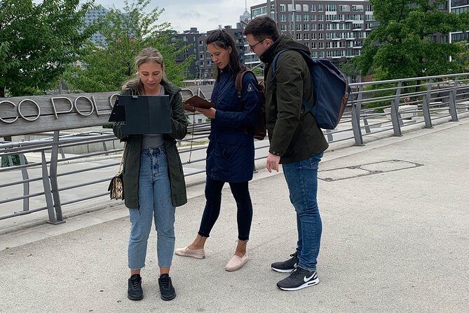 Treasure Hunt through Hamburg's Hafencity - The pirate backpack setup: your “mission control”