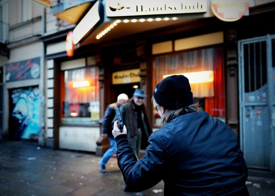 True Crime-Quiztour – kultige Tatorte & knifflige Fragen - Entering the St. Pauli Office: getting set up in the right mood