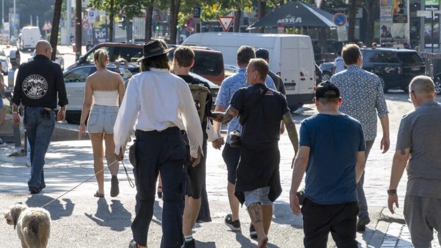 Uncle Jan's Neighborhood Tours - St. Pauli photo stop: notice what you usually skip