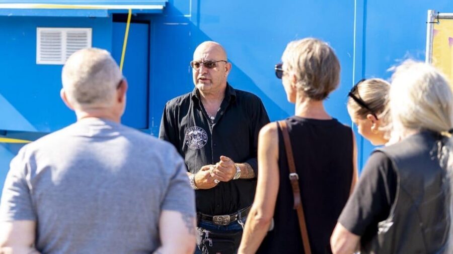 Uncle Jan's Neighborhood Tours - The drink break and the 1–2 euro moment